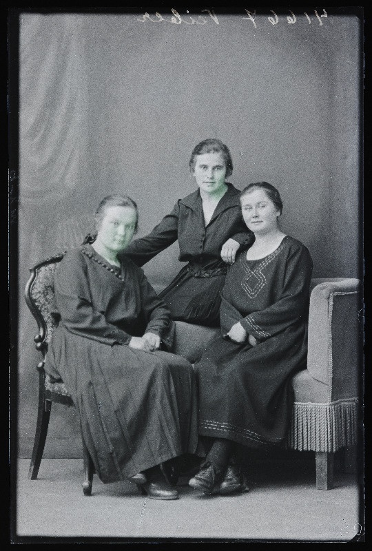 Grupp naisi, (foto tellija Veiber).