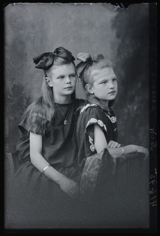 Kaks õde, (foto tellija Leik).