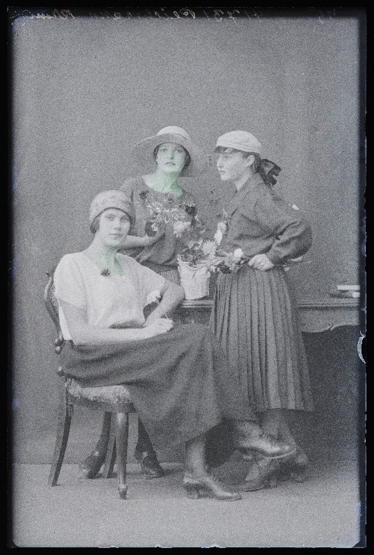Grupp naisi, (foto tellija Reichmann).
