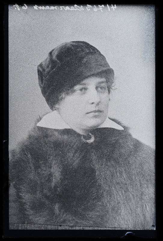Naise foto, (09.10.1923 fotokoopia, tellija Klaarmann).