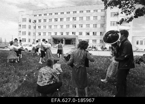People dancers perform in the city centre on the days of the city of Jõgeva 02.06.1991