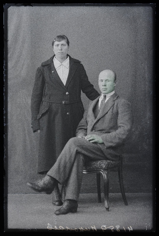 Nikolajev naisega.