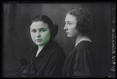 Kaks neiut, (foto tellija Kivikink).  similar photo