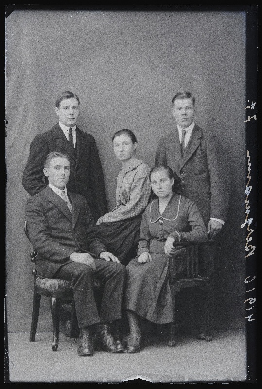 Grupp inimesi, vasakul istub Kukk, (foto tellija Bergmann).