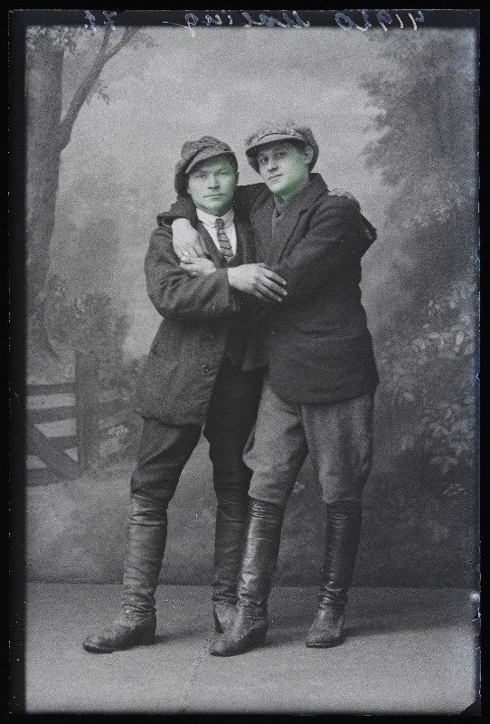Kaks meest, (foto tellija Maling).