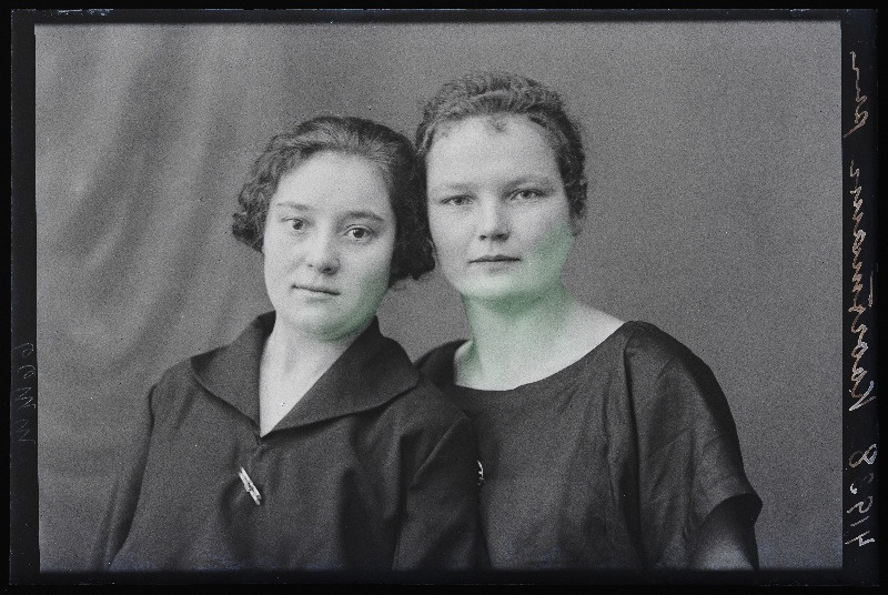 Kaks naist, (foto tellija Koortmann).
