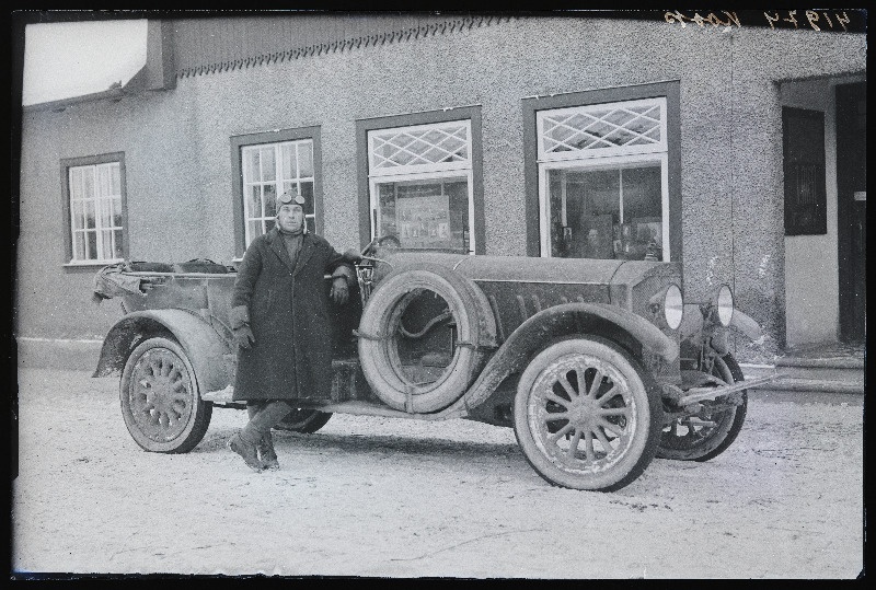 [Hans Koop] sõiduauto Opel juures fotograaf Jaan Rieti ateljeemaja ees Posti tänaval.