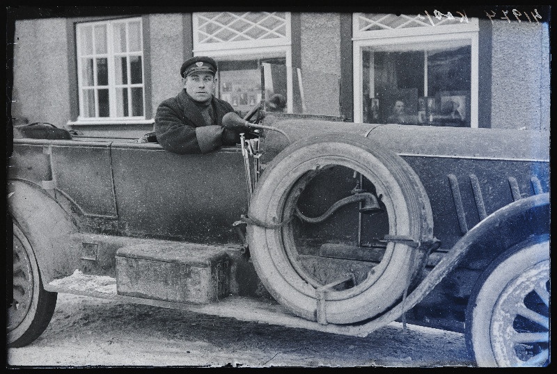 Sõiduauto Opel fotograaf Jaan Rieti ateljeemaja ees Posti tänaval, [roolis Hans Koop].