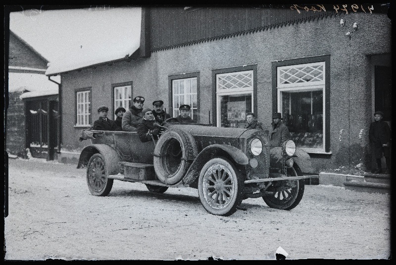 Grupp mehi sõiduautos Opel, [roolis Hans Koop] fotograaf Jaan Rieti ateljeemaja ees Posti tänaval.