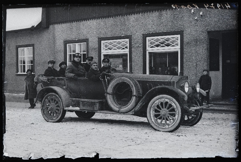 Grupp mehi sõiduautos Opel, [roolis Koop]  fotograaf Jaan Rieti ateljeemaja ees Posti tänaval.