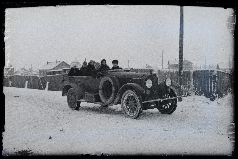 Inimesed sõiduautos Opel, [roolis Hans Koop].
