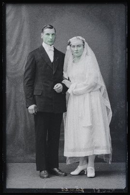 Noorpaar Jänes.  duplicate photo