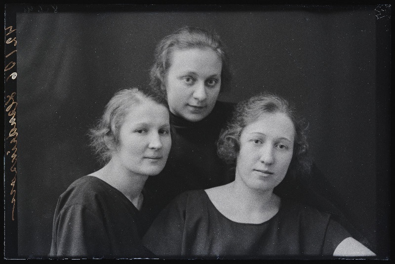 Grupp naisi, (foto tellija Hendrikson).