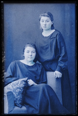 Kaks naist, (foto tellija Härm).  similar photo