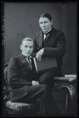 Kaks meest, (foto tellija Kull).  duplicate photo