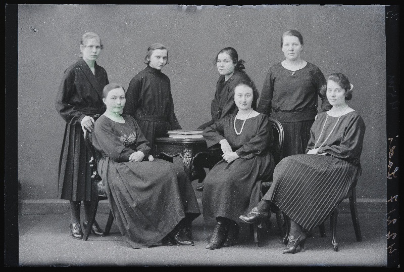 Grupp naisi, (foto tellija Lodi).