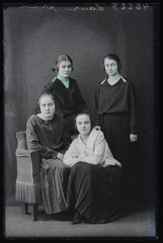 Grupp naisi ja tütarlapsi, (foto tellija Laur).