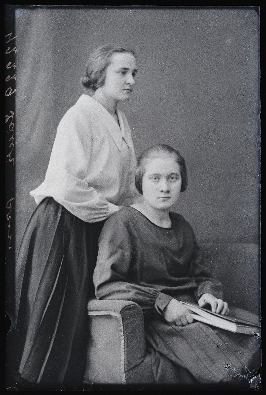 Kaks naist, (foto tellija Laur).