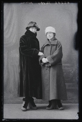 Kaks naist, (foto tellija Tults).  duplicate photo