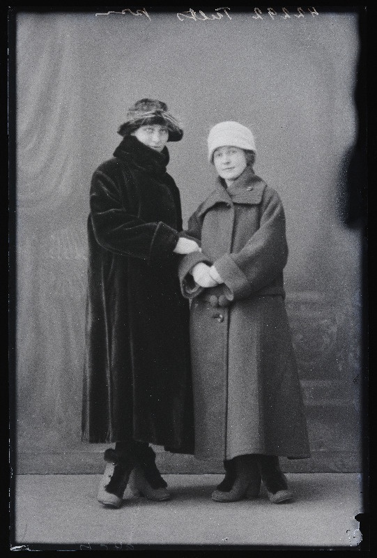 Kaks naist, (foto tellija Tults).