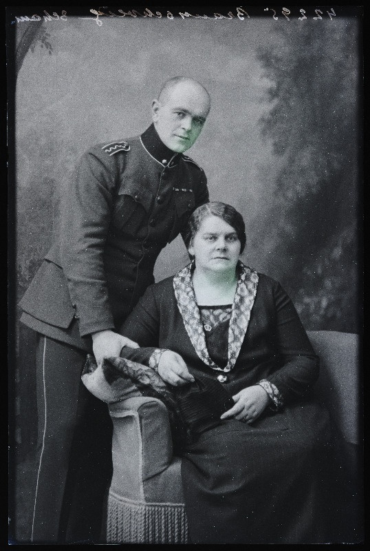 Sakala Partisanide Üksik Pataljoni nooremleitnant Ervin Braunschweig (Ervin A. Viigo) naisega.