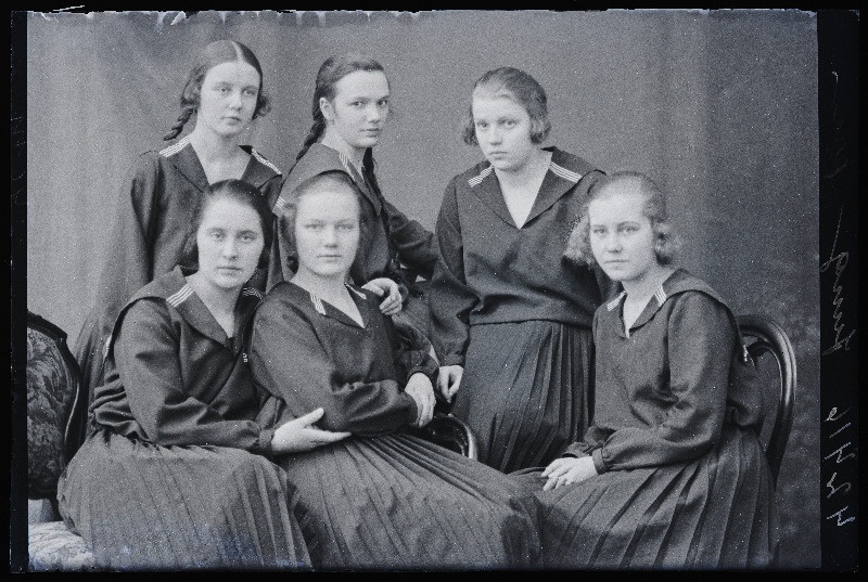 Grupp Viljandi Eesti Haridusseltsi Tütarlaste Gümnaasiumi õpilasi, (foto tellija Jung).