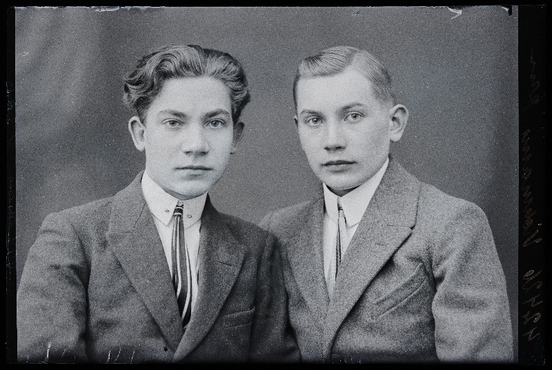 Kaks noormeest, (foto tellija Vichmann [Vihmann]).