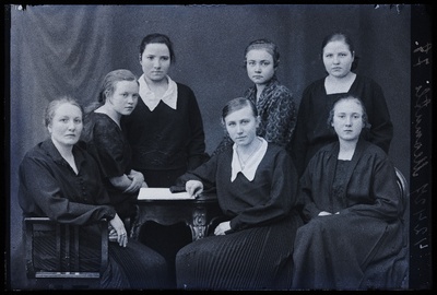 Grupp naisi, (foto tellija Meomutli).  similar photo