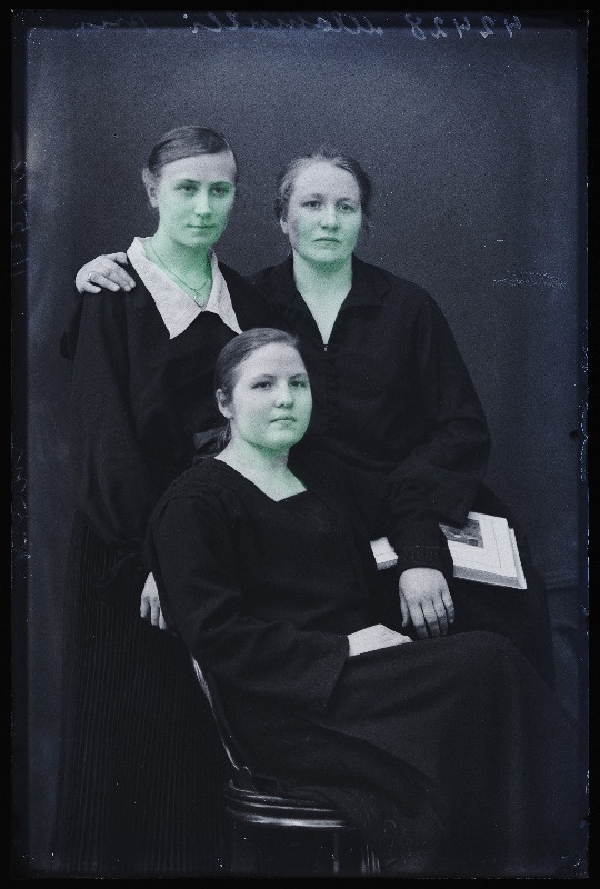 Grupp naisi, (foto tellija Meomutli).