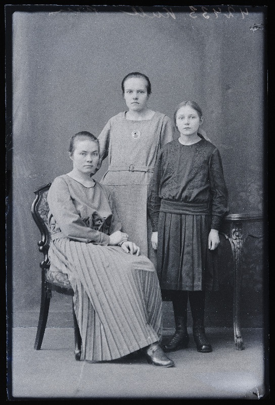Kaks naist ja tüdruk, keskel seisab Moll, (foto tellija Kull).