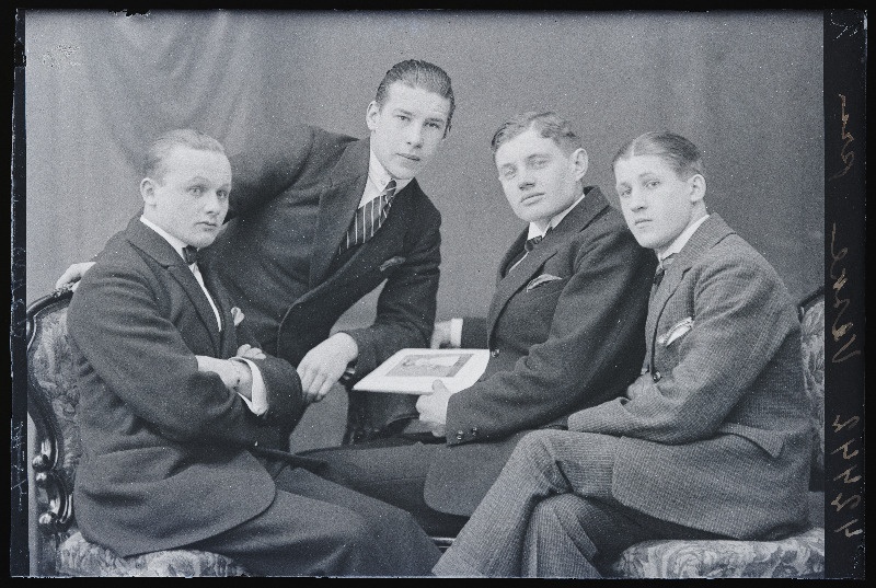 Grupp mehi, vasakul Veske.