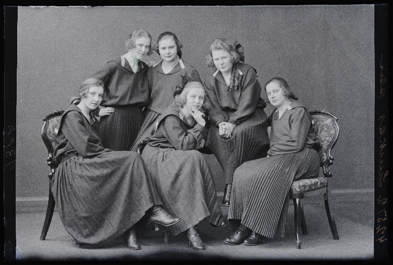 Grupp Viljandi Eesti Haridusseltsi Tütarlaste Gümnaasiumi õpilasi, (foto tellija Luukas).