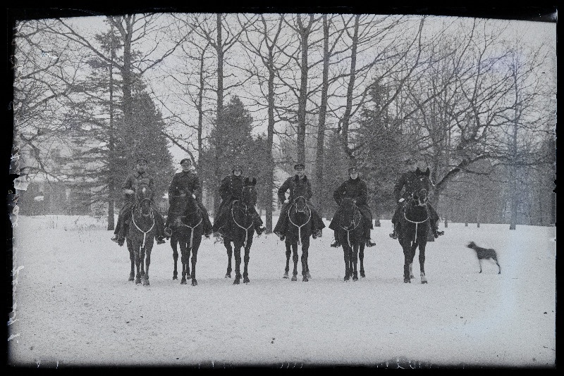 3. Suurtükiväerügemendi sõjaväelased hobustel.