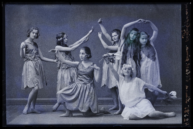 Viljandi Linna Tütarlaste Gümnaasiumi peotegelased.