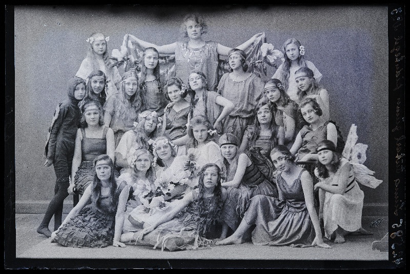 Viljandi Linna Tütarlaste Gümnaasiumi peotegelased.