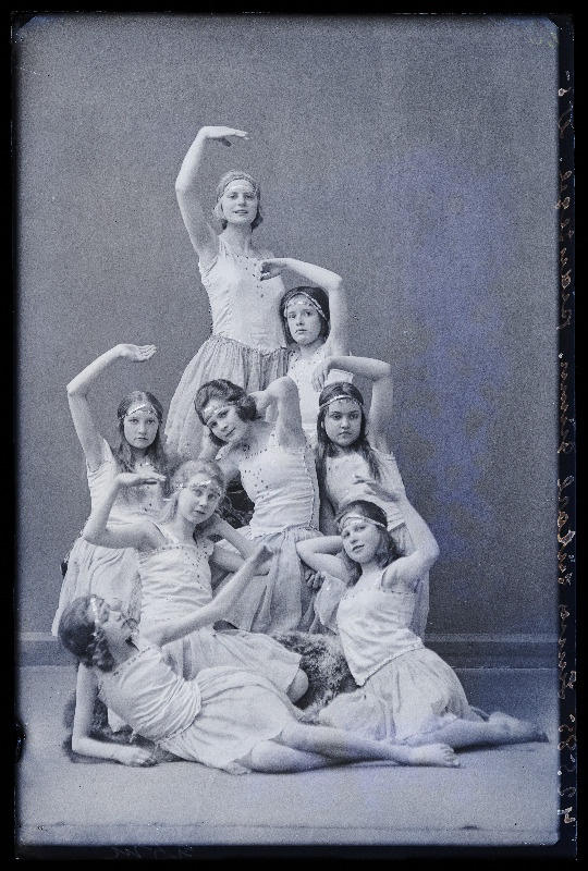 Viljandi Linna Tütarlaste Gümnaasiumi peotegelased.