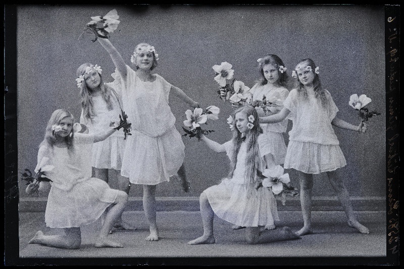 Viljandi Linna Tütarlaste Gümnaasiumi peotegelased.