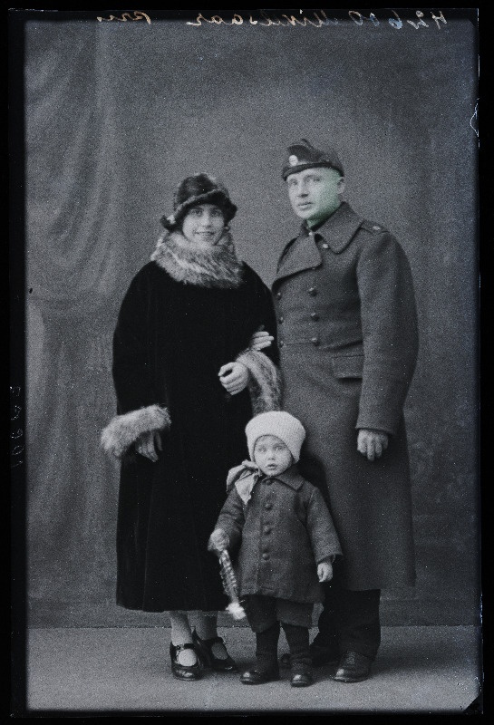 Sõjaväelane Mikelsaar perega.