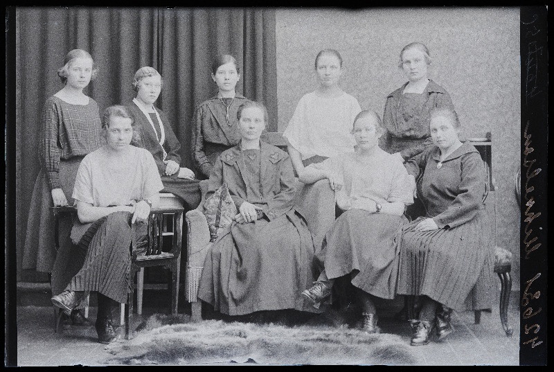Grupp naisi, (foto tellija Mihkelson).