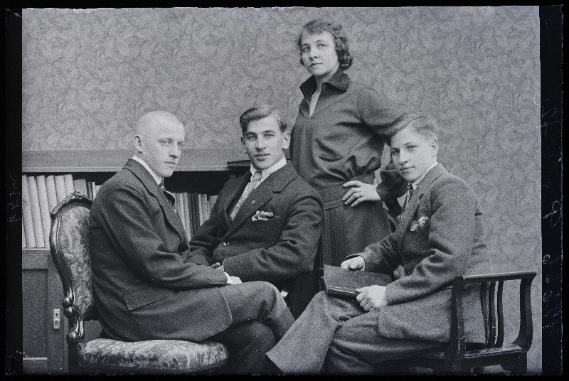 Grupp inimesi, (foto tellija Potter).