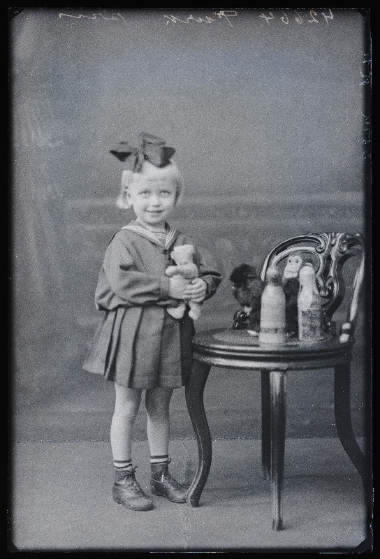Tüdruk mänguasjadega, (foto tellija Burk [Purk]).