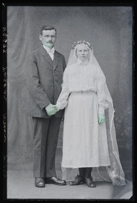 Noorpaar Puskar, (Oisu jaam, Nugise maja).  duplicate photo