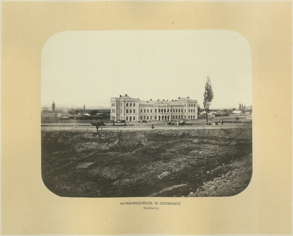 Embedded in Czernowitz, city side