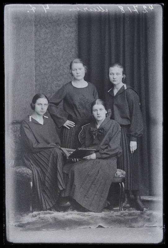 Grupp neiusid, (foto tellija Muru).