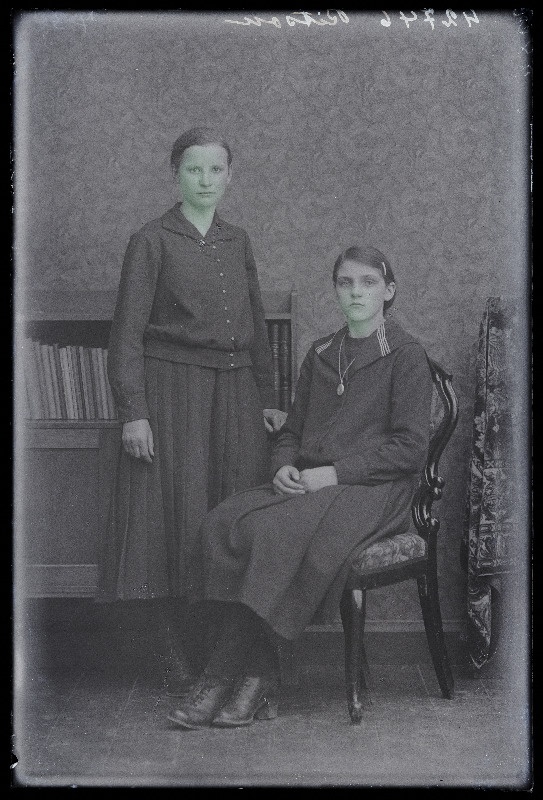 Kaks neiut, (foto tellija Ritson).