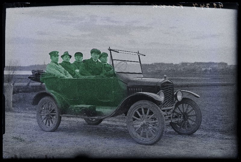 Inimesed lahtises sõiduautos Ford T, (foto tellija Kukk).