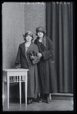 Kaks naist, (foto tellija Jõekäär).  similar photo