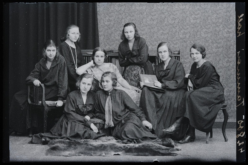 Grupp neiusid, (foto tellija Tammai).