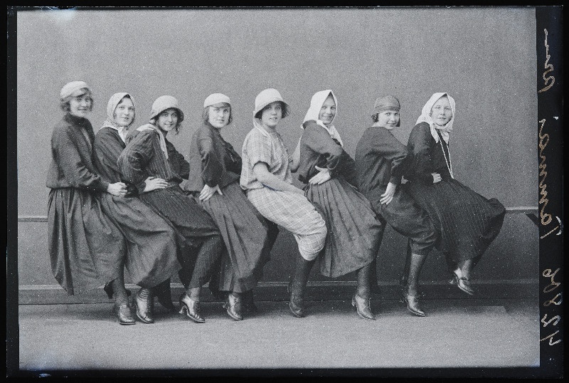 Grupp neiusid, (foto tellija Tammai).