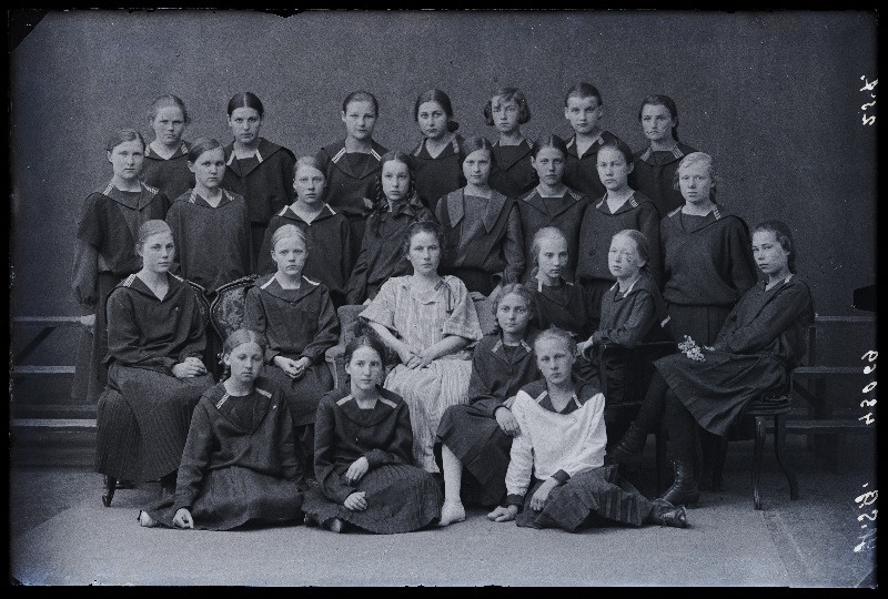 Viljandi Eesti Haridusseltsi Tütarlaste Gümnaasiumi I keskkooli klass.